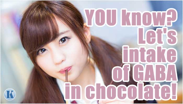 チョコを食べる女の子